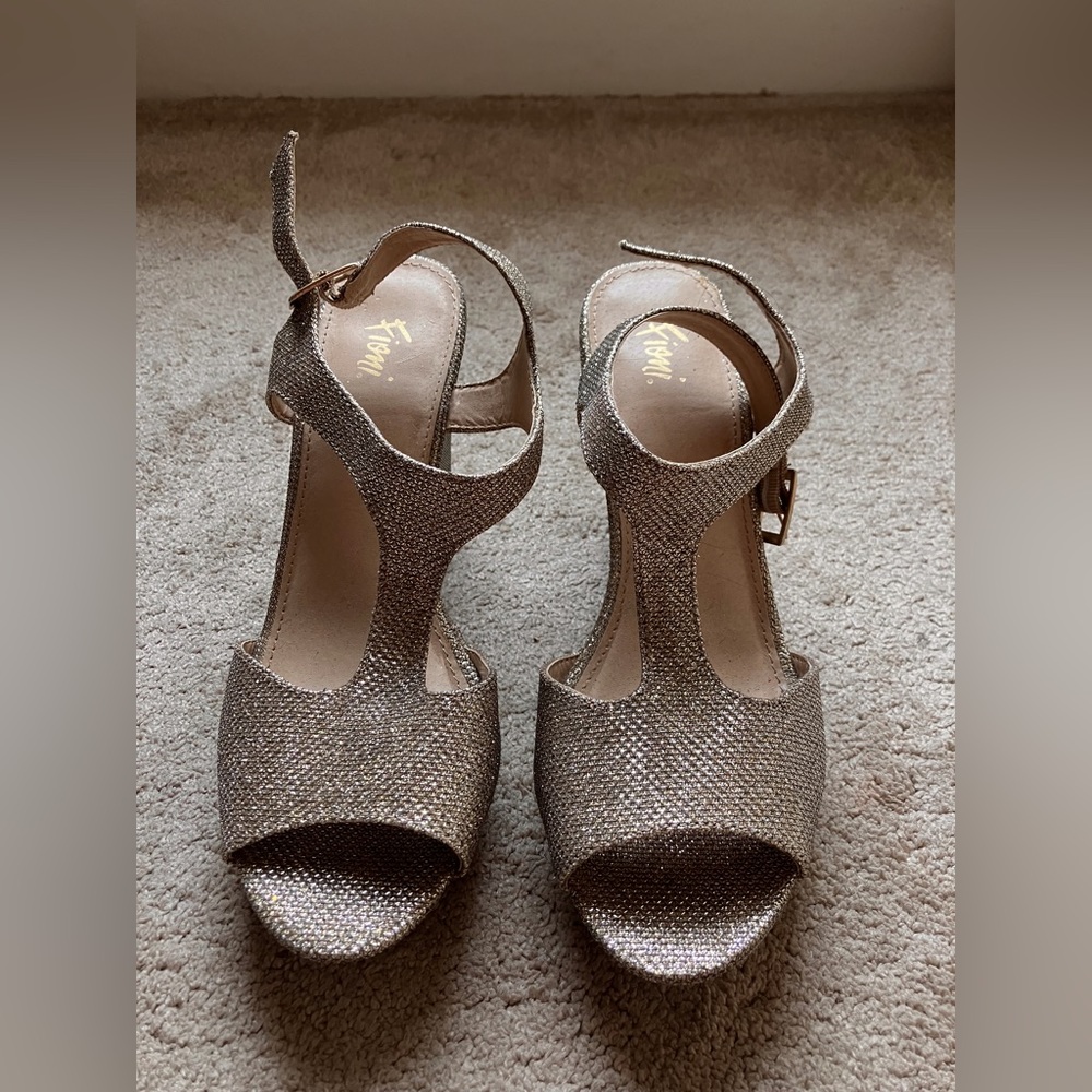 Shiny high heel buckle shoes